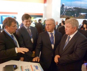 Посещение стенда (слева направо): В.В. Медведев, А.В. Усс, Н.Е. Рогожкин