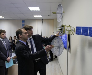 Д.А. Медведев осматривает макет космического аппарата «Луч-5А» в масштабе 1:13
